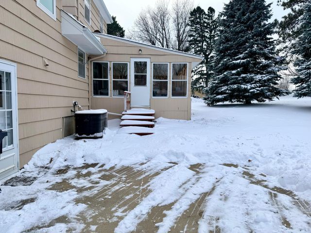 303 Lakehill Drive, Worthington, MN 56187