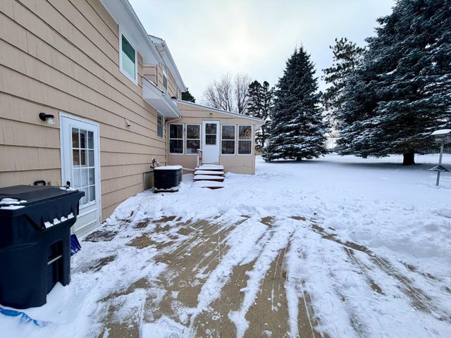 303 Lakehill Drive, Worthington, MN 56187