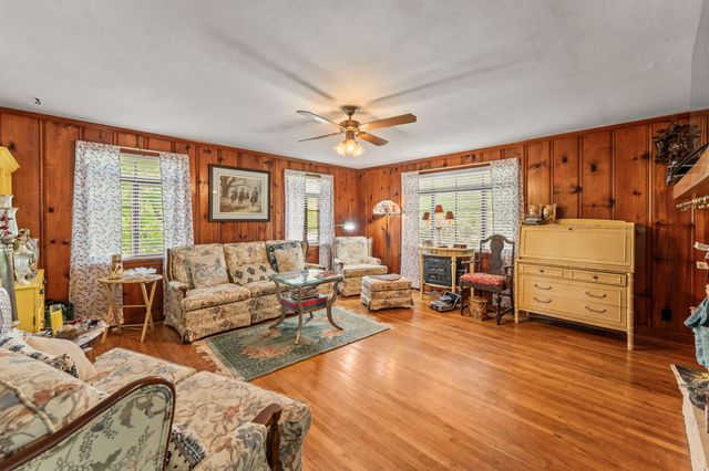 1400 Holders Cove Rd, Winchester, TN 37398