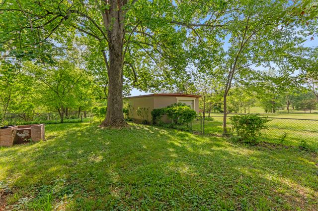 1400 Holders Cove Rd, Winchester, TN 37398