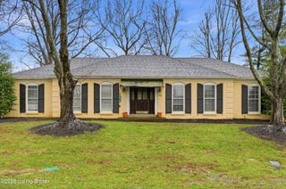 412 Lochinvar Pl, Douglass Hills, KY 40243