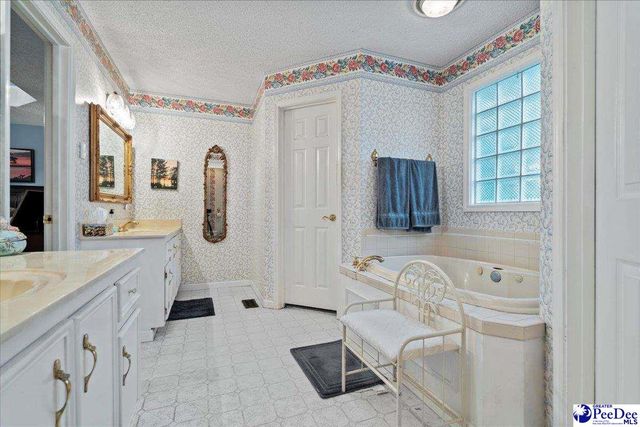 1041 Creekview Dr, Darlington, SC 29540
