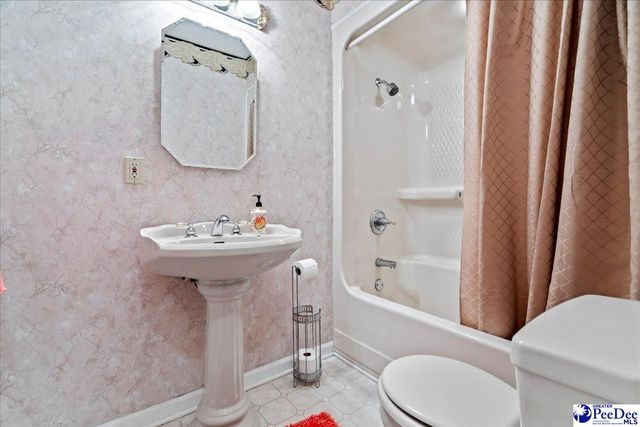 1041 Creekview Dr, Darlington, SC 29540