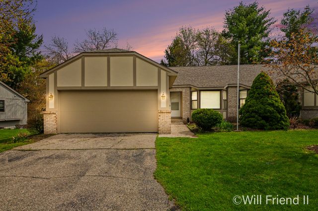 15 Skyline Circle NW, Grand Rapids, MI 49504