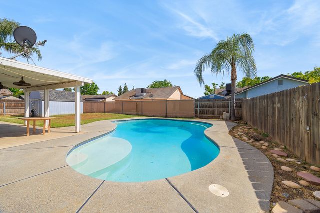 281 Somerset Drive, Lemoore, CA 93245