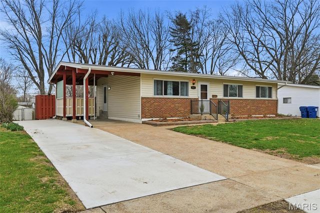 765 Kostka Lane, Florissant, MO 63031