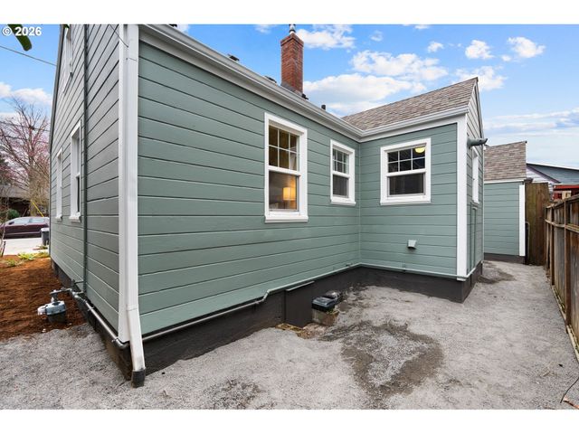 221 N STAFFORD St, Portland, OR 97217