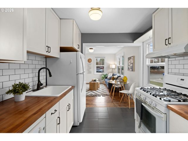 221 N STAFFORD St, Portland, OR 97217