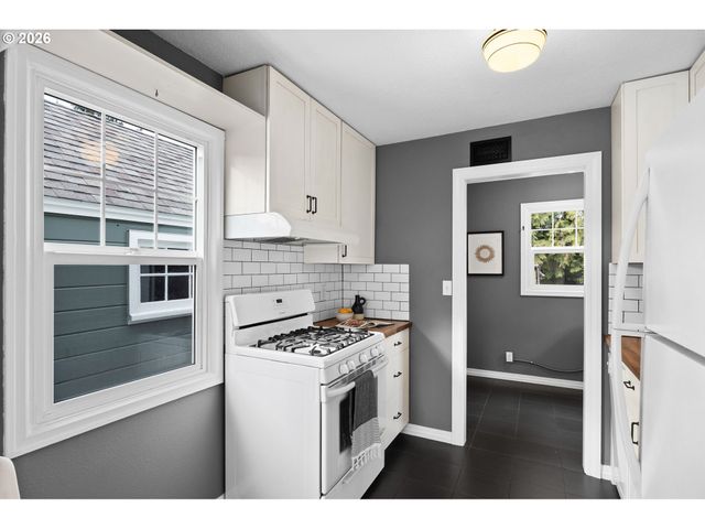 221 N STAFFORD St, Portland, OR 97217