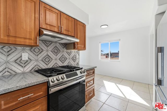 8110 S San Pedro Street, Los Angeles, CA 90003