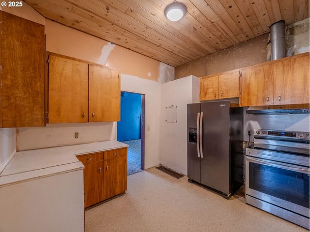 10035 N CALHOUN Ave, Portland, OR 97203