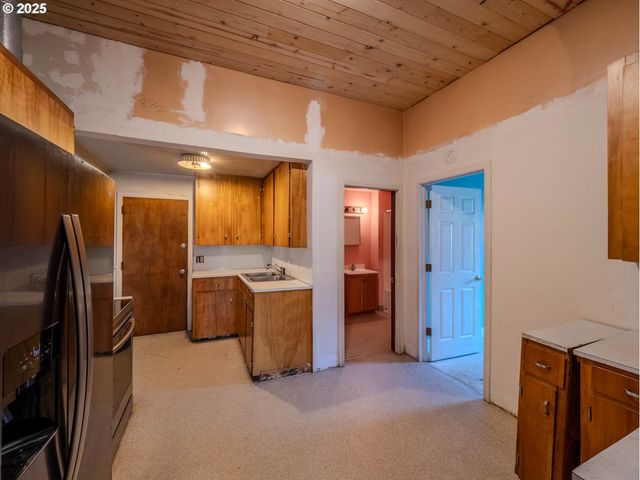 10035 N CALHOUN Ave, Portland, OR 97203