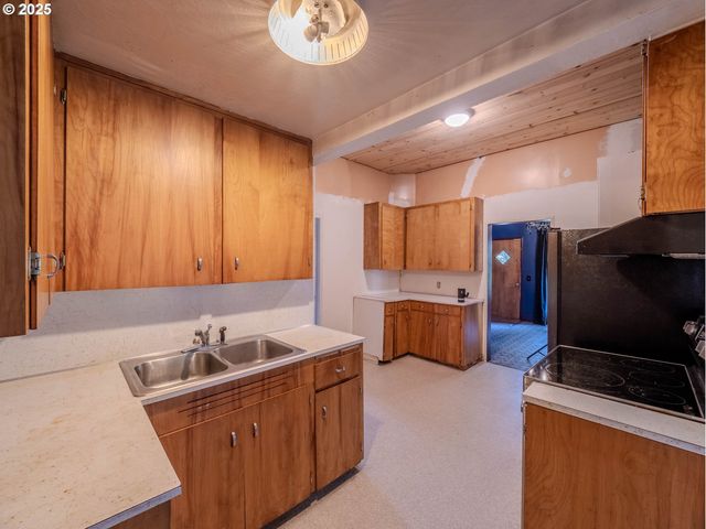 10035 N CALHOUN Ave, Portland, OR 97203