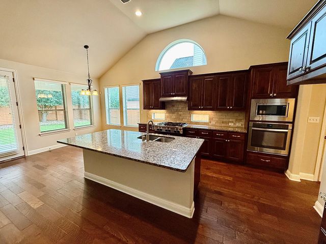 5512 Lipan Apache BND, Austin, TX 78738