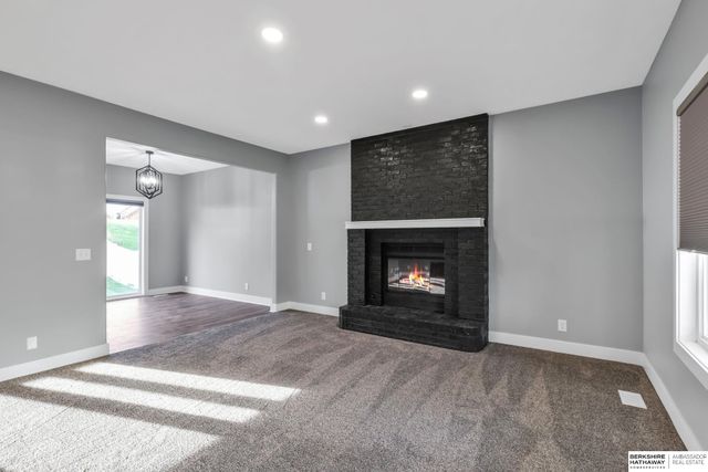 8613 S 98th Street, La Vista, NE 68128