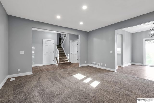 8613 S 98th Street, La Vista, NE 68128