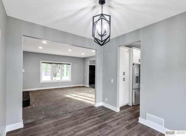 8613 S 98th Street, La Vista, NE 68128