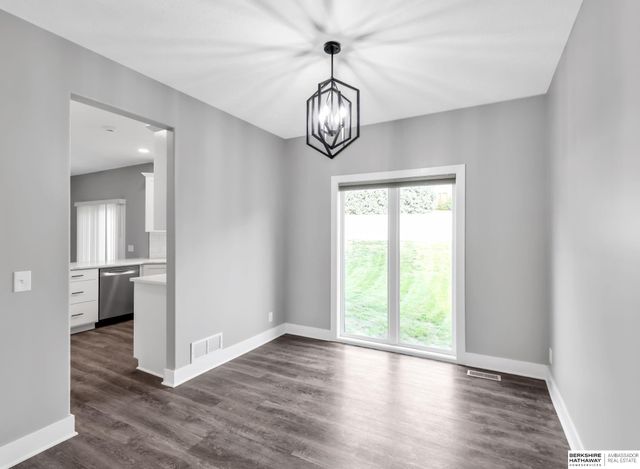 8613 S 98th Street, La Vista, NE 68128