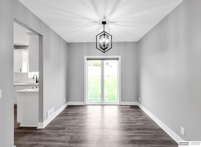 8613 S 98th Street, La Vista, NE 68128