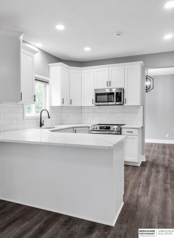 8613 S 98th Street, La Vista, NE 68128