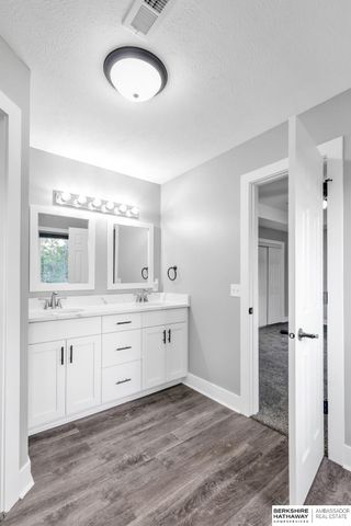 8613 S 98th Street, La Vista, NE 68128