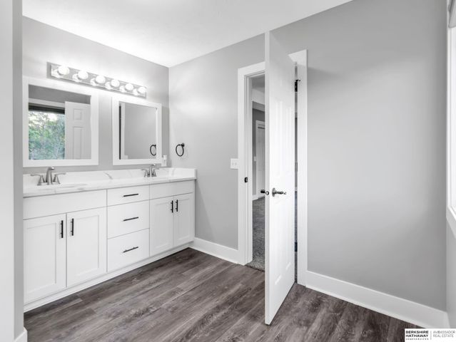 8613 S 98th Street, La Vista, NE 68128