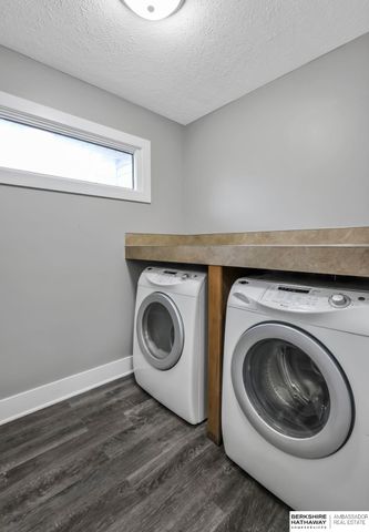 8613 S 98th Street, La Vista, NE 68128