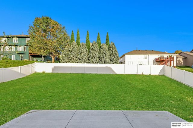 8613 S 98th Street, La Vista, NE 68128