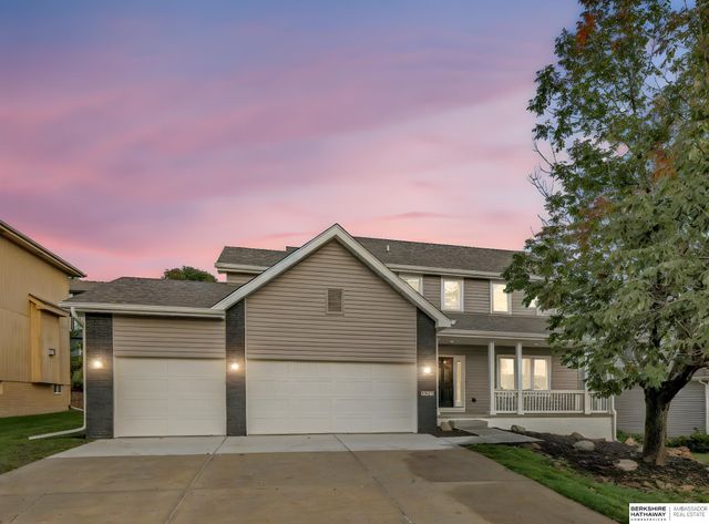 8613 S 98th Street, La Vista, NE 68128