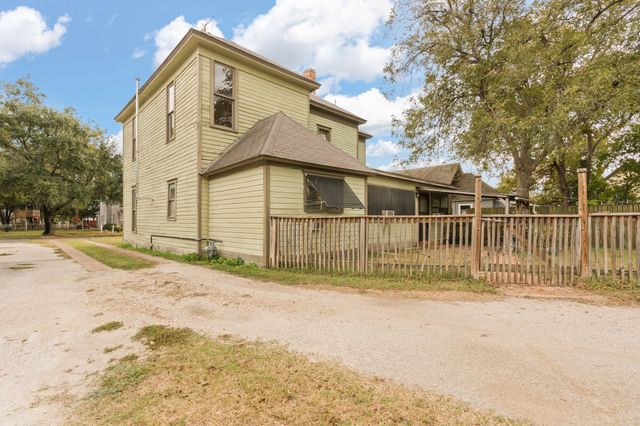 407 N Wilhite Street, Cleburne, TX 76031