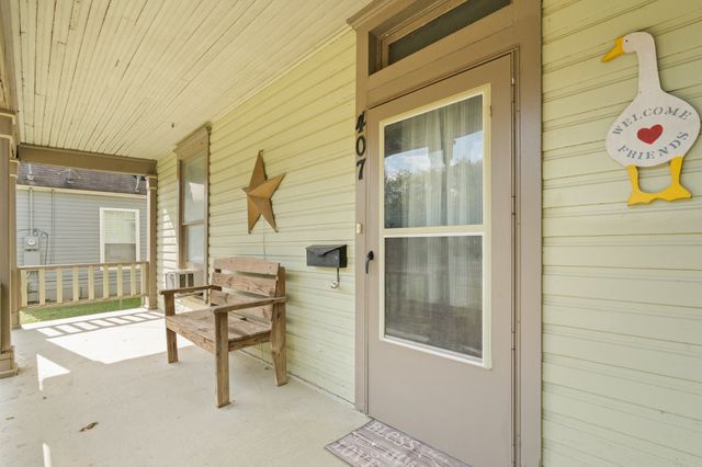 407 N Wilhite Street, Cleburne, TX 76031