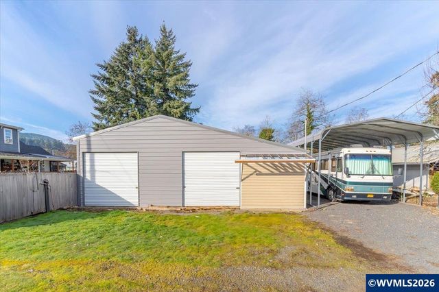 817 Main St, Lyons, OR 97358