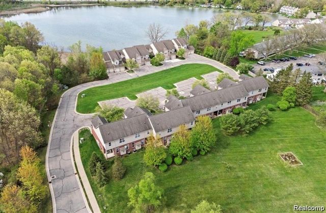 5953 High Point Court 29, Brighton, MI 48116