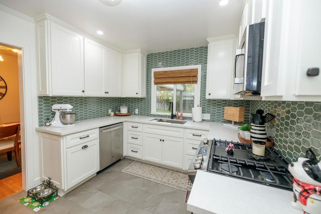 1207 Grantland Ct, Modesto, CA 95350