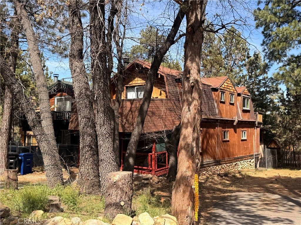 Image 3 of property listing at 351 Pine Lane, Sugarloaf, CA 92386