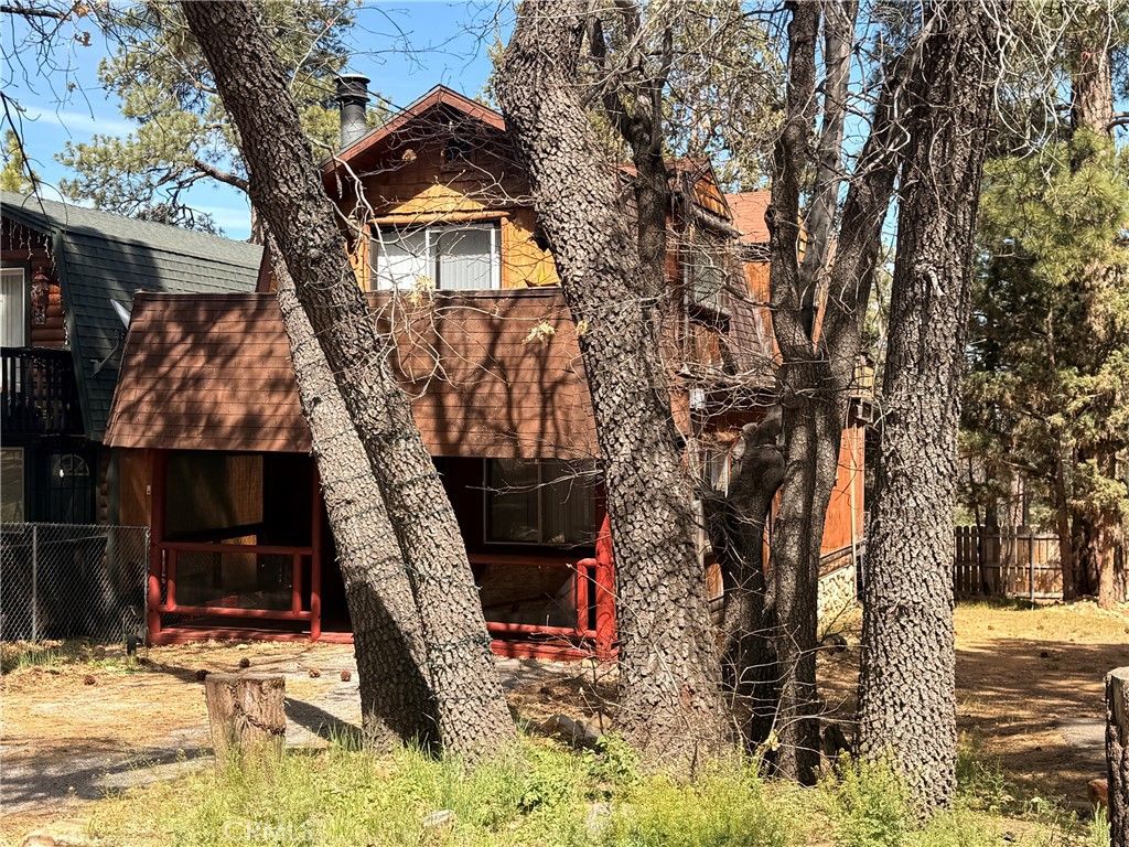 Image 4 of property listing at 351 Pine Lane, Sugarloaf, CA 92386