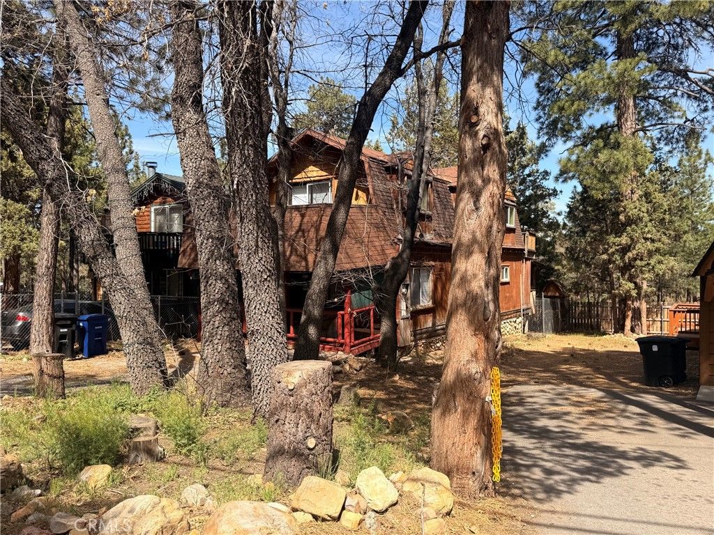 Image 5 of property listing at 351 Pine Lane, Sugarloaf, CA 92386