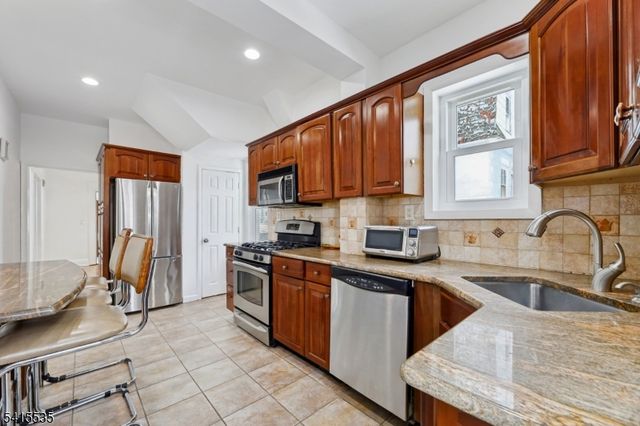 73 Fairview Ave, Teaneck Twp., NJ 07666