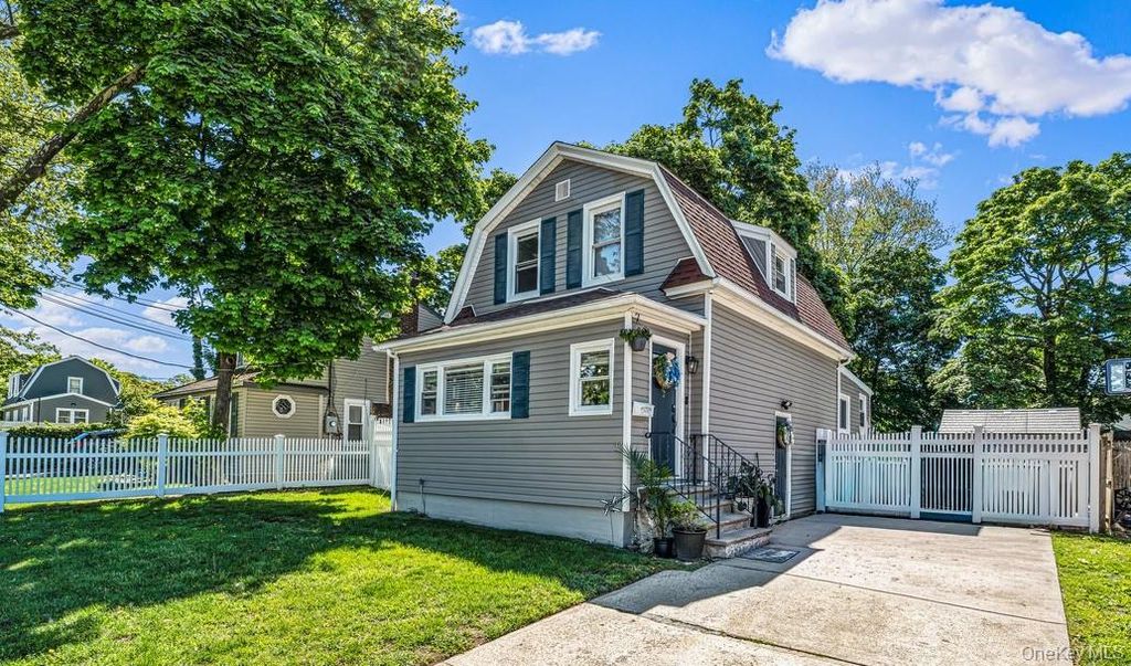 42 Willow Avenue, Freeport, NY 11520