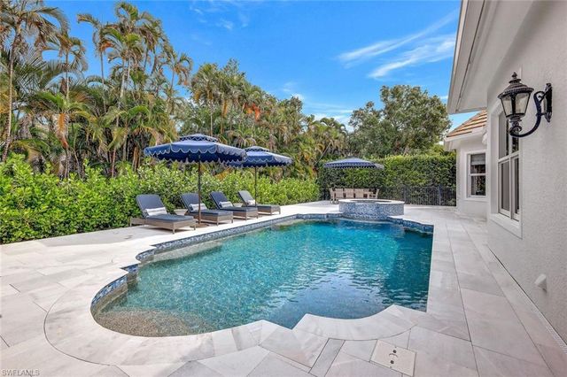 1427 Hemingway PL, Naples, FL 34103