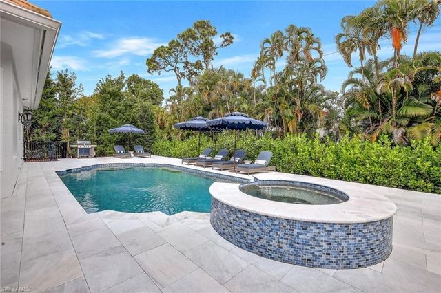 1427 Hemingway PL, Naples, FL 34103