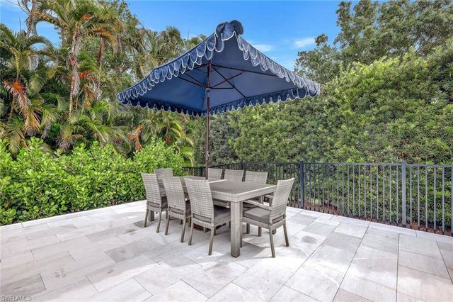 1427 Hemingway PL, Naples, FL 34103