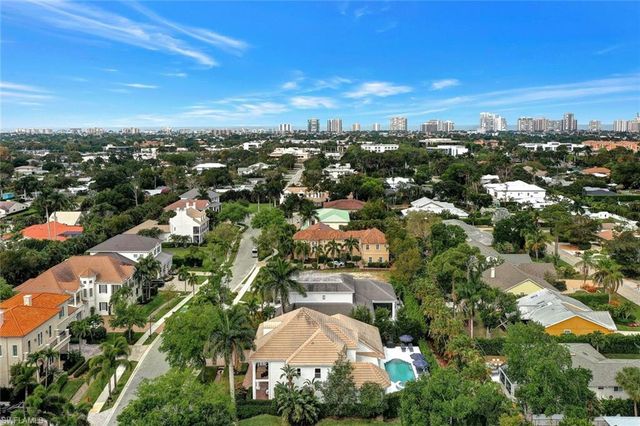 1427 Hemingway PL, Naples, FL 34103