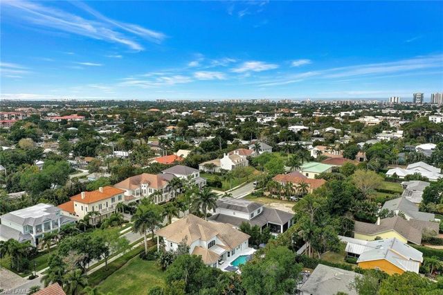 1427 Hemingway PL, Naples, FL 34103