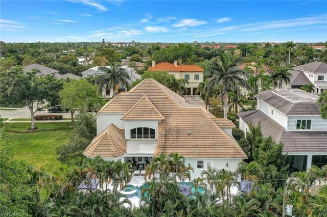 1427 Hemingway PL, Naples, FL 34103