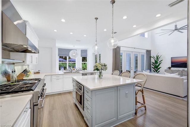 1427 Hemingway PL, Naples, FL 34103