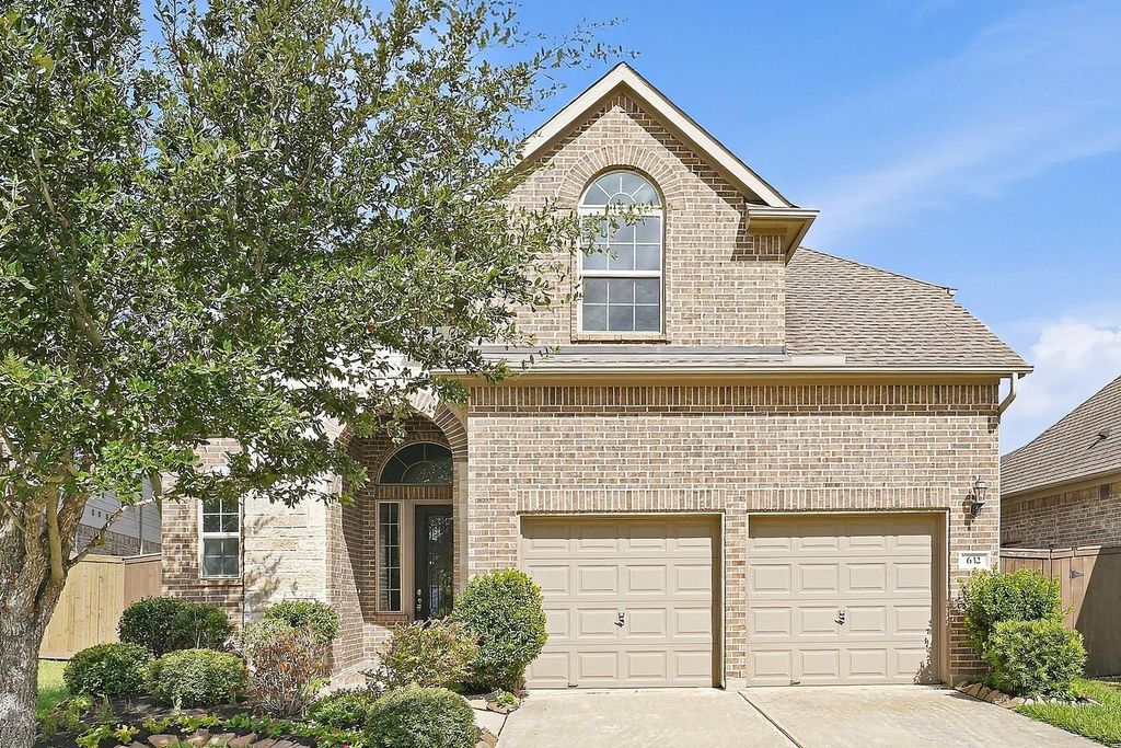 632 Kickapoo Court, Webster, TX 77598