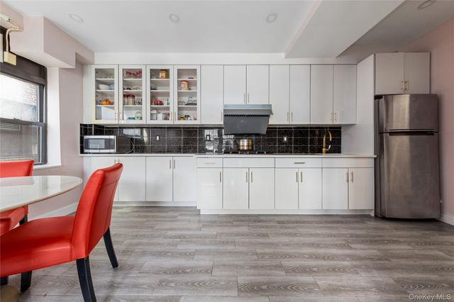 13605 Sanford Avenue 4Q, Flushing, NY 11355