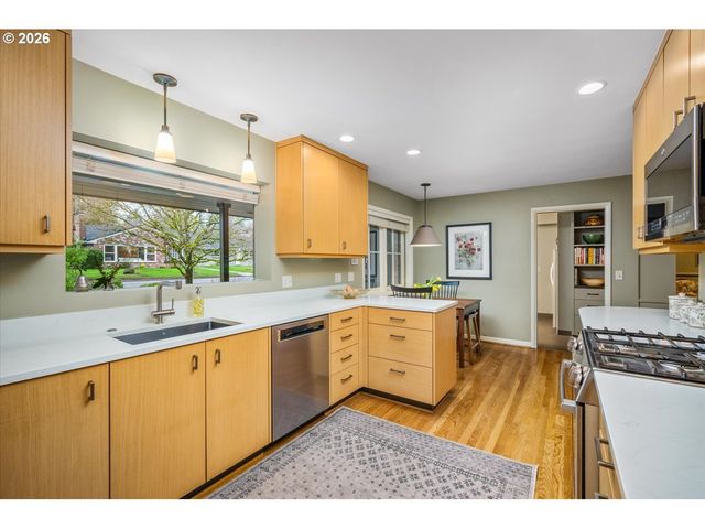 9792 Sw ARBORCREST Way, Portland, OR 97225