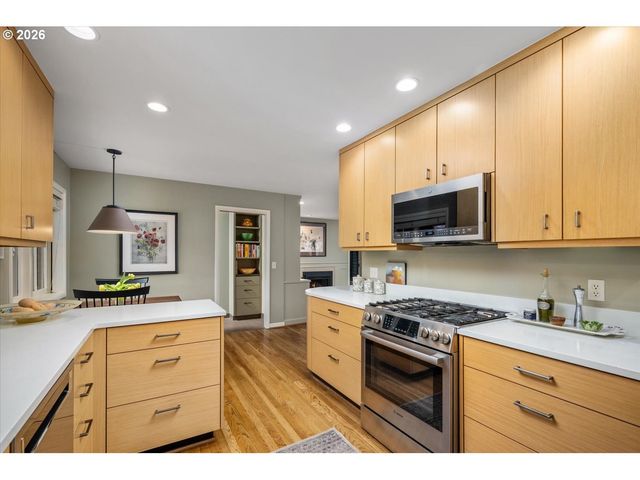 9792 Sw ARBORCREST Way, Portland, OR 97225